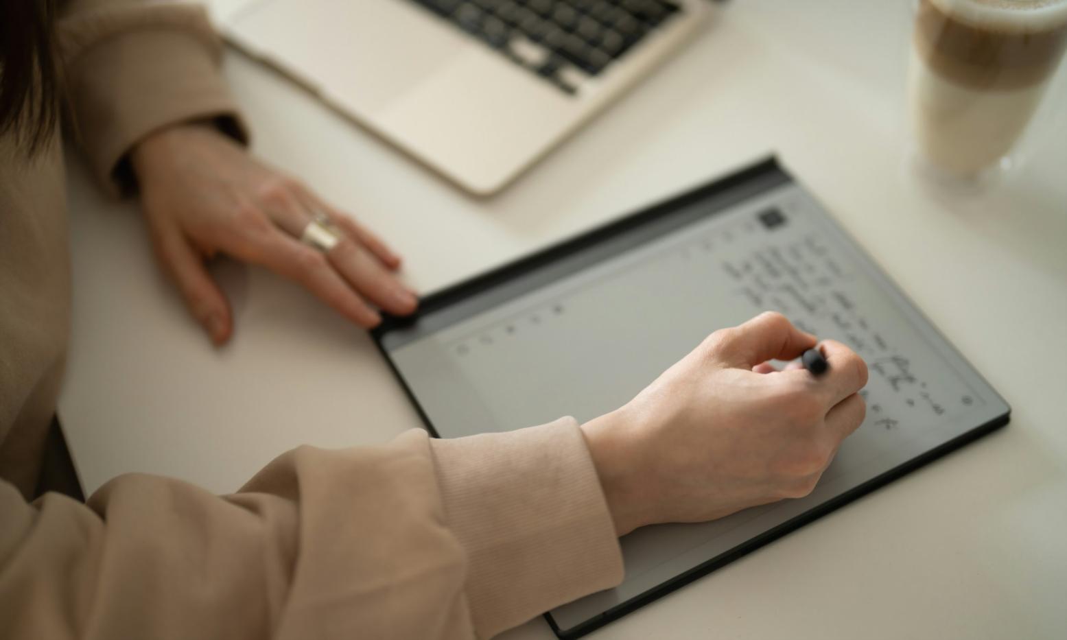 Equipo de valenqorath trabajando en conceptos financieros accesibles