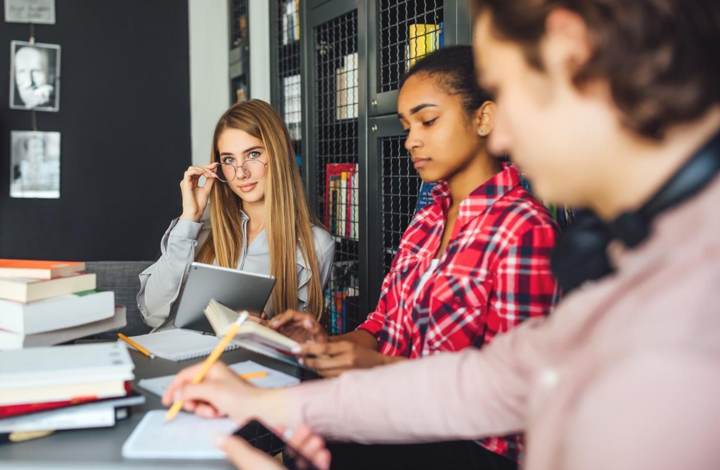 Persona analizando gráficos financieros en portátil