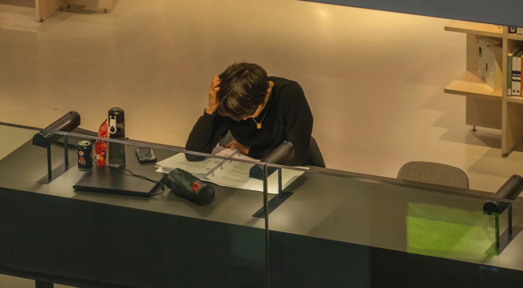 Persona revisando documentos financieros con calculadora